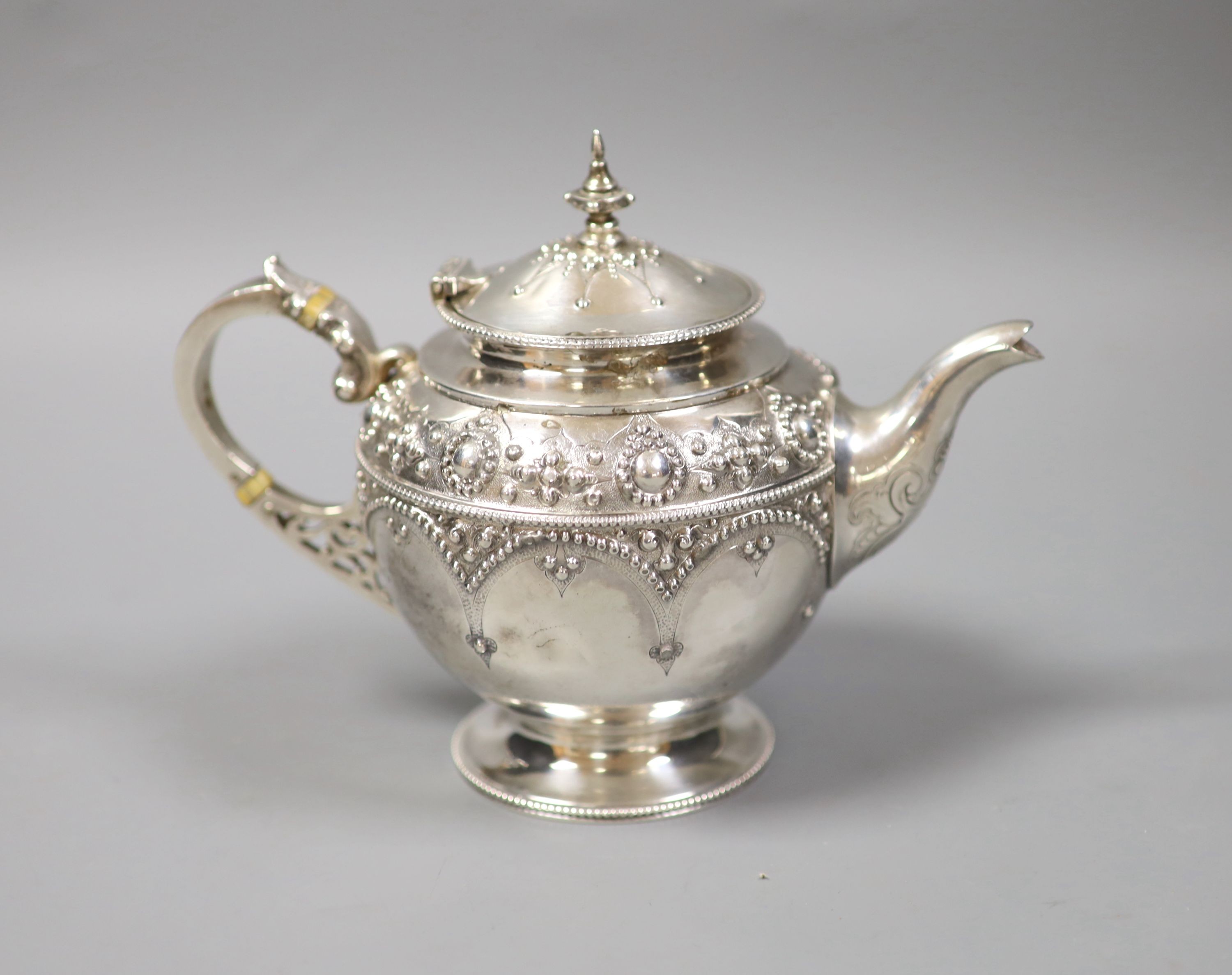 A Victorian silver bachelor's teapot, London, 1872, height 14.4cm, gross 10oz.